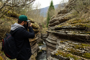 Naklejka premium Urban guy taking photos