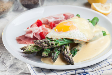 Green asparagus with ham, egg and hollandaise sauce