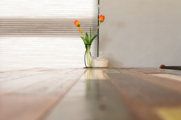 목재 테이블 위에 놓인 튤립 꽃병 (카페 인테리어)