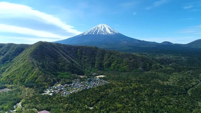富士山と青木ヶ原樹海を西湖湖畔からドローンで空撮