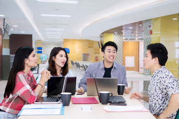 Obraz premium Young man explains financial report in the office