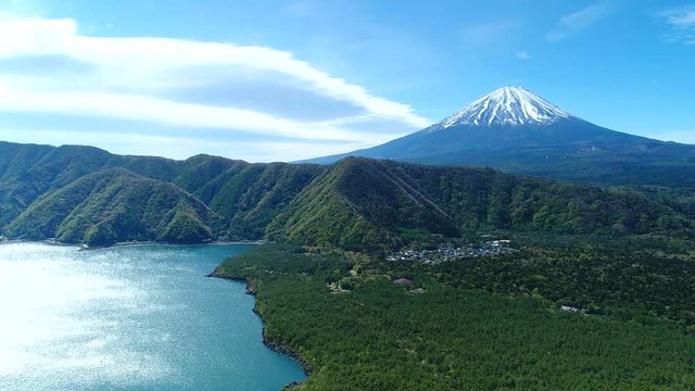富士山と青木ヶ原樹海を西湖湖畔からドローンで空撮