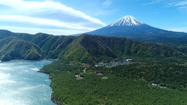 富士山と青木ヶ原樹海を西湖湖畔からドローンで空撮