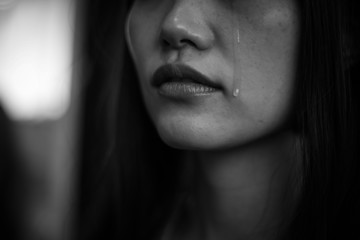 涙を流す女性