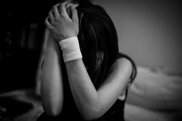 悲しみに暮れる女性