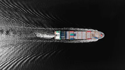 Containerschiff aus der Luft von oben auf der Tiefsee für Logistik, Import, Export, Versand oder Transport in die ganze Welt. © Pawinee