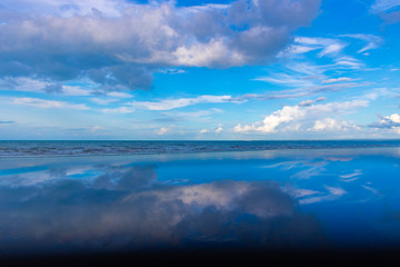 Obraz na płótnie Canvas blue sky and sea