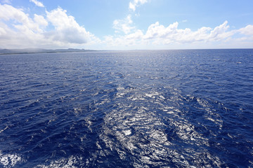 Naklejka premium 沖縄の青い海とさわやかな空