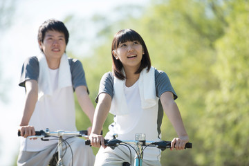 Obraz premium 自転車に乗るカップル