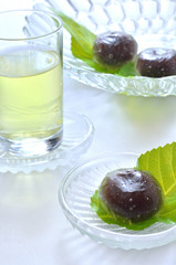 夏の和菓子 くず餅と冷茶