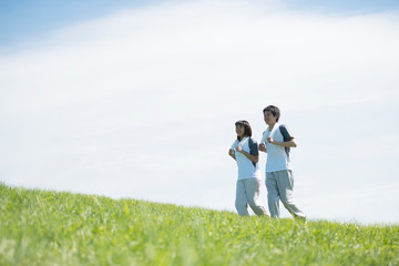 Fototapeta na wymiar 草原でジョギングをするカップル