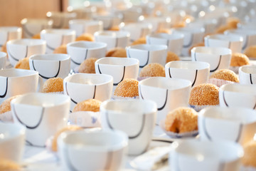 Obraz premium Many coffee cups, customer service during the conference break