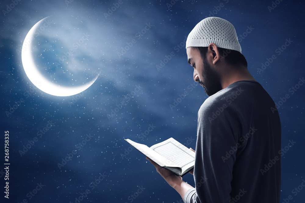 Wall mural Muslim man reading holy quran