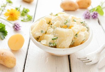 selbstgemachter Kartoffelsalat Schale Tisch hausgemacht 