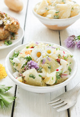 selbstgemachter Kartoffelsalat Salat Tisch essbare Blüten