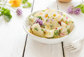 Schale selbstgemachter Kartoffelsalat Tisch Gabel essbare Blüten frische Kräuter