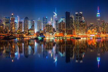 Panoramiczny widok na Manhattan nocą, Nowy Jork, USA