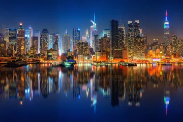 Panoramablick auf Manhattan bei Nacht, New York, USA © sborisov