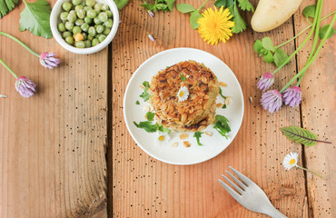 Vegane Gemüsebratlinge Bratlinge Gemüse mit Wildkräutern und essbaren Blüten essbare Blüte