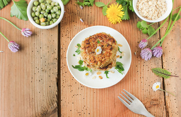 vegane Bratlinge Gemüsebratlinge mit essbaren Wildkräutern Blüten Tisch 