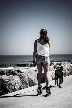 belle jeune femme faisant du cani cross en roller