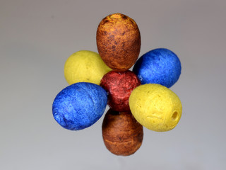 Model of an atomar nucleus (red) with pairwise colored P orbitals, the S orbitals have been omitted.