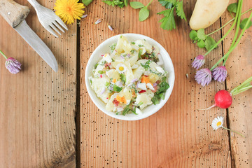 Obraz na płótnie Canvas Kartoffelsalat Kartoffel Salat Schale Tisch