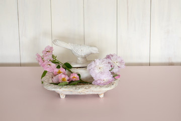 小鳥のソープディッシュとピンクの薔薇