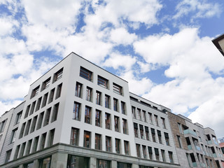 Fototapeta premium modern building with blue sky and clouds