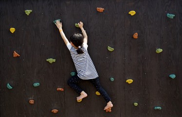 ボルダリングウォールで遊ぶ女の子