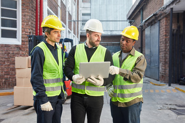 Arbeiter mit Laptop als Logistik Team