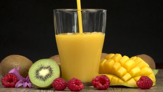 jus de fruit, smoothie fruit avec mangue, framboise