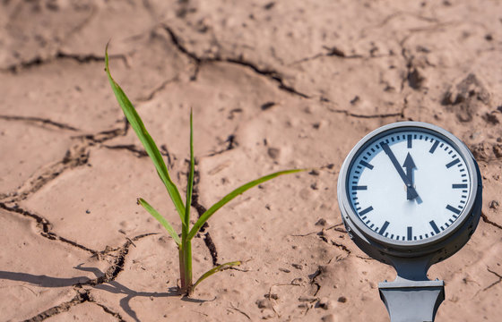 Klimawandel Trockenheit mit Uhr symbolisch