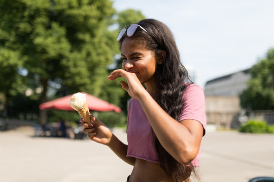 Junge Frau mit Speiseeis
