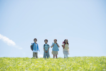 草原で微笑む小学生