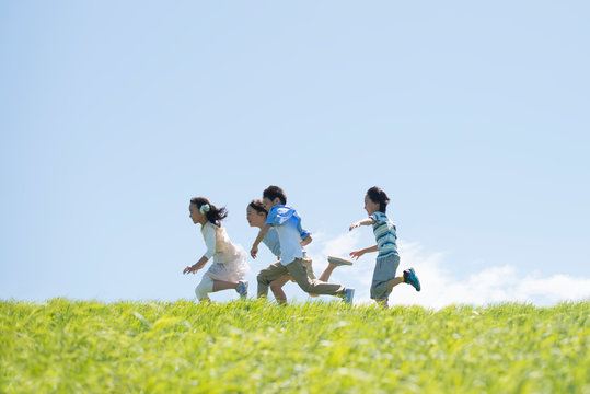 草原を走る小学生