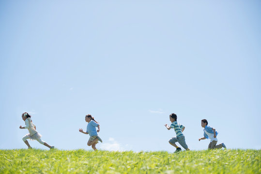 草原を走る小学生