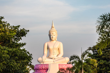 Obraz premium buddha statue building in Thailand