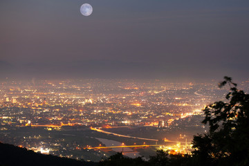 街の夜景と満月