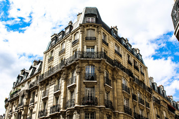 Fototapeta na wymiar Bâtiment parisien