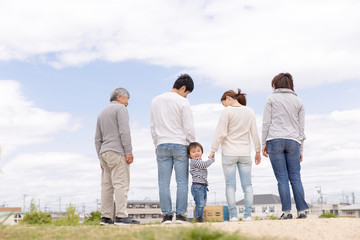 Fototapeta premium 三世代家族の後ろ姿