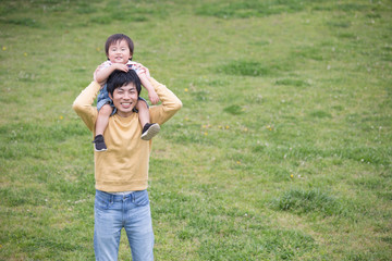 肩車する若い父親、育児イメージ