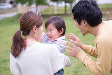 Fototapeta premium 若い家族、芝生背景