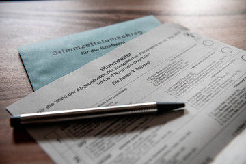 Obraz premium NRW/DEUTSCHLAND - MAI 07, 2019: Ein Stimmzettel für die Europawahl am 26. Mai 2019 liegt auf einem Holztisch.