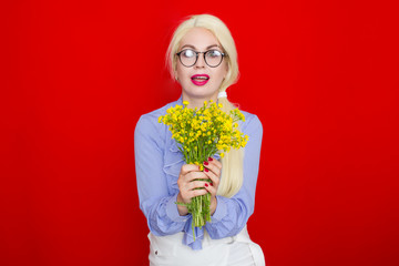 Blond woman with yellow bouquet