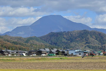 滋賀県の名峰、伊吹山と麓の集落と田園風景