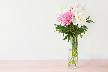 Obraz premium peonies in a vase on a white background