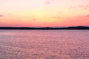 Obraz premium landscape with the image of the sunset over the lake Valdai