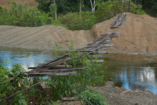 Fototapeta Decayed suspension bridge on peninsula Osa in Costa Rica