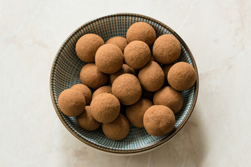 Tiramisu Flavored Chocolate Truffle Pralines / Sweet Mini Balls for Snacks